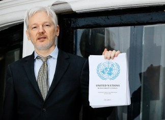 ARCHIVO - El fundador de WikiLeaks Julian Assange habla desde el balcón de la embajada de Ecuador en Londres, el 5 de febrero de 2016. (AP Foto/Kirsty Wigglesworth, Archivo)