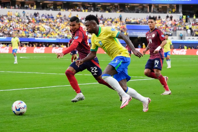 El brasileño Vinicius Junior intenta eludir a Haxzel Quirós, de Costa Rica, durante un partido por el Grupo D de la Copa América el lunes 24 de junio en Inglewood, California. (AP Foto/Mark J. Terrill)