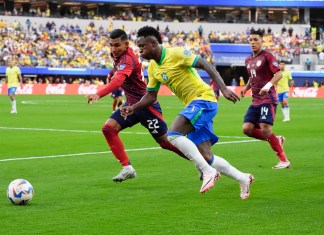 El brasileño Vinicius Junior intenta eludir a Haxzel Quirós, de Costa Rica, durante un partido por el Grupo D de la Copa América el lunes 24 de junio en Inglewood, California. (AP Foto/Mark J. Terrill)