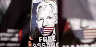 Manifestantes sostienen pancartas en apoyo del fundador de WikiLeaks, Julian Assange, frente al Tribunal Superior de Londres. (Foto AP/Kin Cheung, archivo)