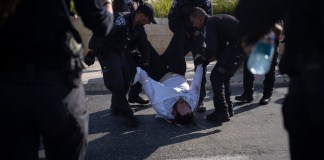 Agentes de policía israelíes se llevan a un hombre judío ultraortodoxo de la calle durante una protesta contra el reclutamiento militar en Jerusalén, el 2 de junio de 2024. (AP Foto/Leo Correa, Archivo)
