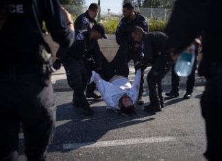 Agentes de policía israelíes se llevan a un hombre judío ultraortodoxo de la calle durante una protesta contra el reclutamiento militar en Jerusalén, el 2 de junio de 2024. (AP Foto/Leo Correa, Archivo)