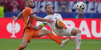 Stefan de Vrij de Holanda y Marko Arnautovic de Austria disputan el balón durante un partido del Grupo D. (AP Foto/Domingo Alamba)