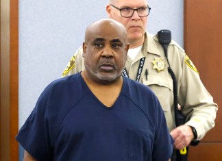 ARCHIVO - Duane "Keffe D" Davis, acusado de orquestar el asesinato en 1996 del ícono del hip hop Tupac Shakur, es conducido a la sala del tribunal durante una audiencia en el Centro de Justicia Regional, el 23 de abril de 2024, en Las Vegas. Una jueza de Nevada decidirá el martes 25 de junio si el ex líder de una pandilla del área de Los Ángeles, Davis, será liberado de la cárcel y recibirá arresto domiciliario antes de su juicio por asesinato en 1996 de la leyenda de la música hip-hop Tupac Shakur. (Bizuayehu Tesfaye/Las Vegas Review-Journal vía AP, archivo)
