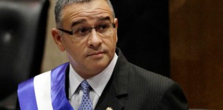 ARCHIVO - El presidente de El Salvador, Mauricio Funes, en la Asamblea Nacional antes de su intervención para conmemorar su tercer aniversario en el poder en San Salvador, El Salvador, el 1 de junio de 2012. Un tribunal salvadoreños condenó a Funes a ocho años de cárcel el miércoles 26 de junio de 2024 por lavado de activos. Es la tercera sentencia en su contra. (AP Foto/Luis Romero, Archivo)