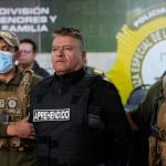 La policía boliviana detiene al detenido Juan José Zúñiga, ex comandante general del ejército, en La Paz, Bolivia. (Foto AP/Juan Karita)