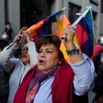 Una partidaria del presidente de Bolivia, Luis Arce, entra en la plaza Murillo tras un golpe fallido en La Paz, Bolivia, el miércoles 26 de junio de 2024. La calma regresó el jueves a las calles de La Paz-Bolivia horas después de un fallido golpe militar en contra del presidente Luis Arce que sumó al país en la incertidumbre y el caos político. (AP Foto/Juan Karita)