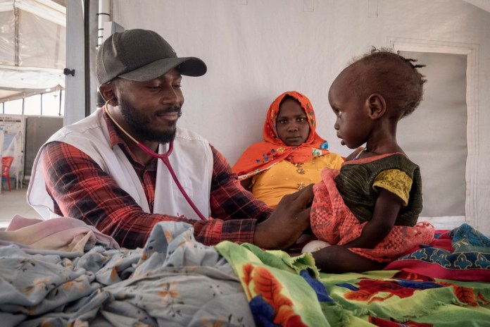 Niños sudaneses que sufren desnutrición son tratados en una clínica de Médicos Sin Fronteras en Metche Camp, Chad, cerca de la frontera con Sudán, el 6 de abril de 2024. (Foto AP/Patricia Simon, Archivo)