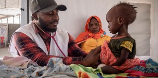 Niños sudaneses que sufren desnutrición son tratados en una clínica de Médicos Sin Fronteras en Metche Camp, Chad, cerca de la frontera con Sudán, el 6 de abril de 2024. (Foto AP/Patricia Simon, Archivo)
