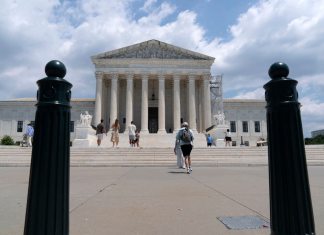 Visitantes posan para fotografiarse afuera de la Corte Suprema de Estados Unidos, el martes 18 de junio de 2024, en Washington. (AP Foto/Jose Luis Magana)