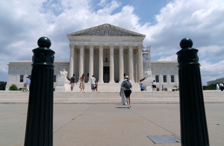 Visitantes posan para fotografiarse afuera de la Corte Suprema de Estados Unidos, el martes 18 de junio de 2024, en Washington. (AP Foto/Jose Luis Magana)