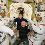 En esta foto facilitada por la NASA, los astronautas del lanzamiento de prueba de Boeing, Suni Williams y Butch Wilmore, en el centro, posan con los ingenieros de vuelo de la expedición 71, Mike Barratt, a la izquierda, y Tracy Dyson, ambos astronautas de la NASA, en sus trajes espaciales a bordo de la esclusa Quest de la Estación Espacial Internacional, el 24 de junio de 2024. (NASA vía AP)