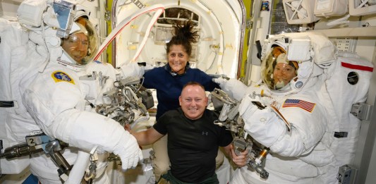 En esta foto facilitada por la NASA, los astronautas del lanzamiento de prueba de Boeing, Suni Williams y Butch Wilmore, en el centro, posan con los ingenieros de vuelo de la expedición 71, Mike Barratt, a la izquierda, y Tracy Dyson, ambos astronautas de la NASA, en sus trajes espaciales a bordo de la esclusa Quest de la Estación Espacial Internacional, el 24 de junio de 2024. (NASA vía AP)