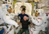 En esta foto facilitada por la NASA, los astronautas del lanzamiento de prueba de Boeing, Suni Williams y Butch Wilmore, en el centro, posan con los ingenieros de vuelo de la expedición 71, Mike Barratt, a la izquierda, y Tracy Dyson, ambos astronautas de la NASA, en sus trajes espaciales a bordo de la esclusa Quest de la Estación Espacial Internacional, el 24 de junio de 2024. (NASA vía AP)