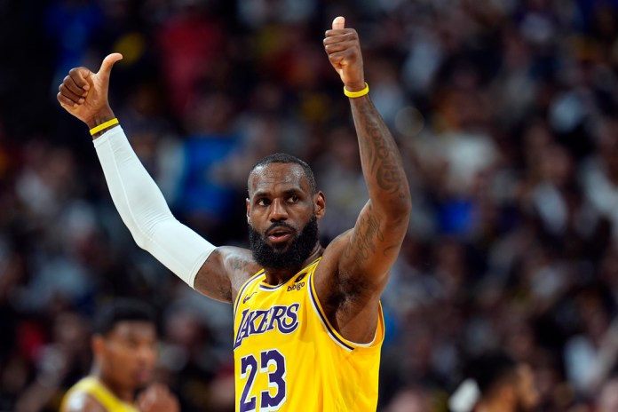 ARCHIVO - Foto del 29 de abril del 2024, el alero de los Lakers de Los Ángeles LeBron James hace un gesto en el juego 5 de la primera ronda de la postemporada ante los Nuggets de Denver. El sábado 29 de junio del 2024, James acuerda seguir con los Lakers, según fuente AP. (AP Foto/David Zalubowski, Archivo)