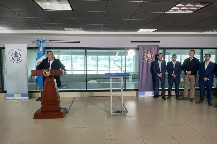 El presidente Bernardo Arévalo ofreció una conferencia de prensa luego de visitar el Aeropuerto La Aurora. Foto La Hora /José Orozco