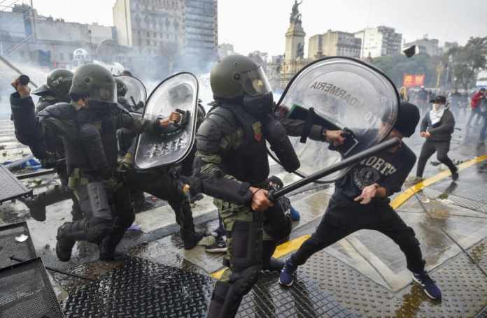 La policía rocía a manifestantes antigubernamentales afuera del Congreso, mientras los legisladores debaten un proyecto de ley de reforma promovido por el presidente argentino Javier Milei en Buenos Aires, Argentina, el miércoles 12 de junio de 2024. Foto AP/Natacha Pisarenko