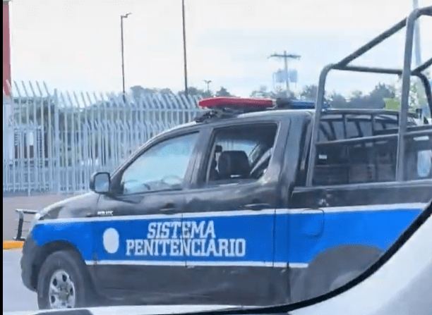 Vehículo del Sistema Penitenciario que se detiene de forma irregular para que un privado de libertad realice una actividad personal. Foto: Captura de pantalla