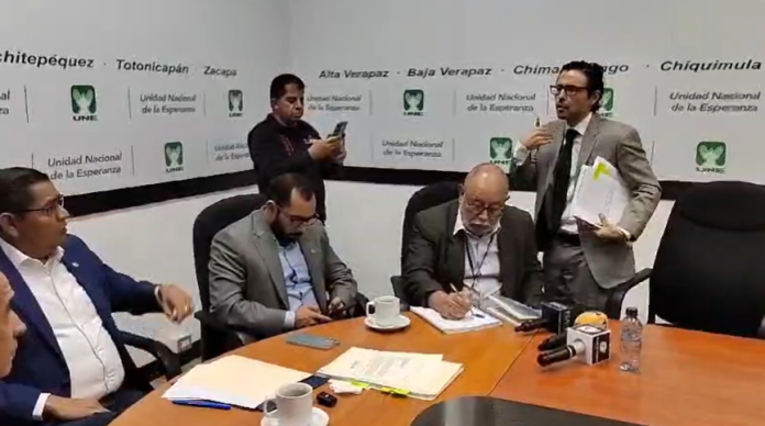 Tras la acalorada discusión, el PGN, Julio Saavedra se retira de la sala. (Foto: captura de pantalla)
