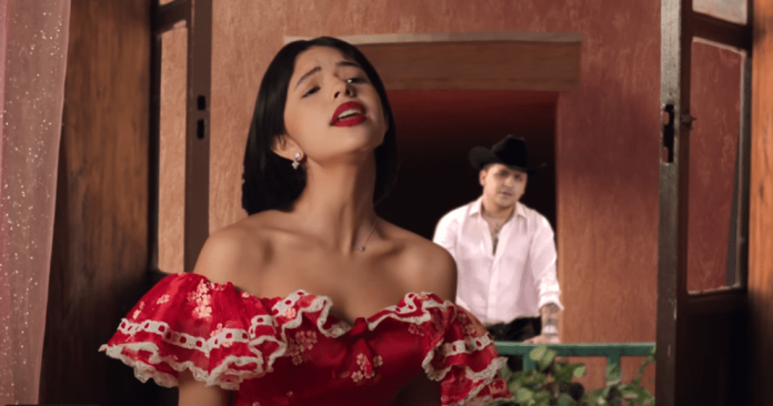 Captura de pantalla, video "Dime cómo quieres" - Ángela Aguilar y Christian Nodal.