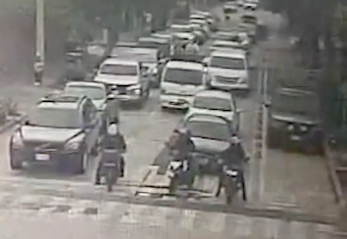 El vehículo intentó utilizar la ciclovía, pero fue multado. (Foto: captura de video)