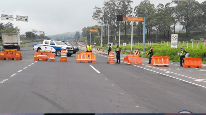 La autopista Palín-Escuintla se encuentra totalmente cerrada. (Foto: CIV)