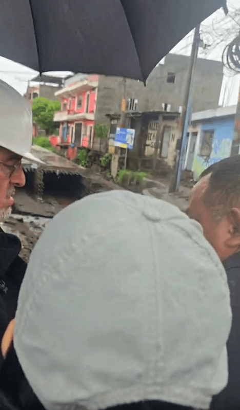 El presidente Arévalo escuchó los problemas de los habitantes del sector afectados por la obra inconclusa. (Foto: captura de pantalla)