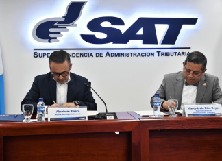 Abraham Rivera, Alcalde de la Municipalidad de Escuintla y Marco Livio Díaz, Superintendente de la SAT firman convenio de cooperación. Foto La Hora / SAT
