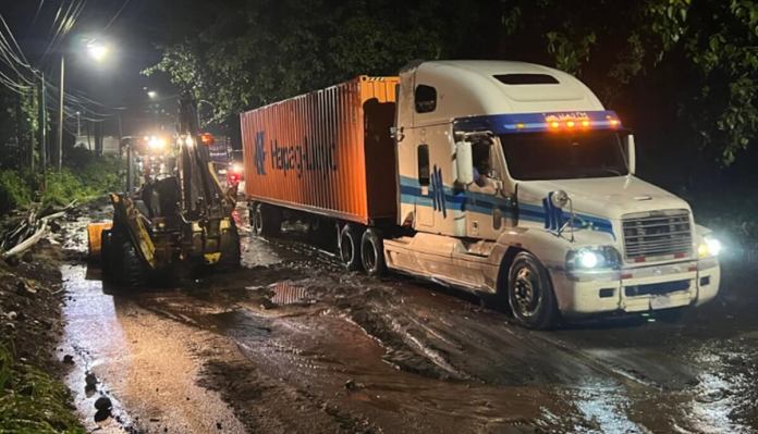 La ruta quedó tapada por el lodo. (Foto: Municipalidad de Palín)