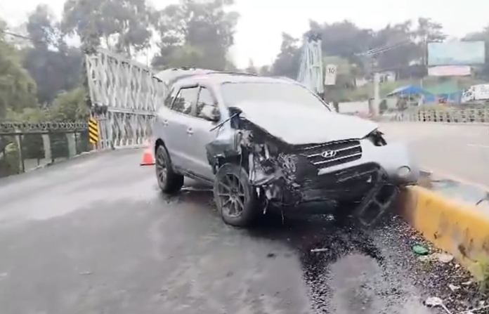 El vehículo impacta contra una de las divisiones de los carriles. (Foto: captura de video)