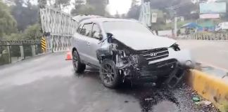 El vehículo impacta contra una de las divisiones de los carriles. (Foto: captura de video)