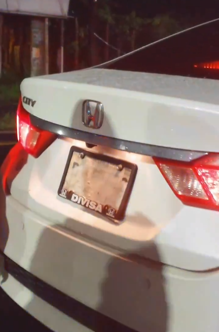 Algunos de los vehículos portaban placas de papel ilegibles. (Foto: captura de video)