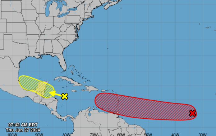 Se observan dos fenómenos, el marcado en rojo tiene 70% de fortalecerse. (Foto: NOAA)