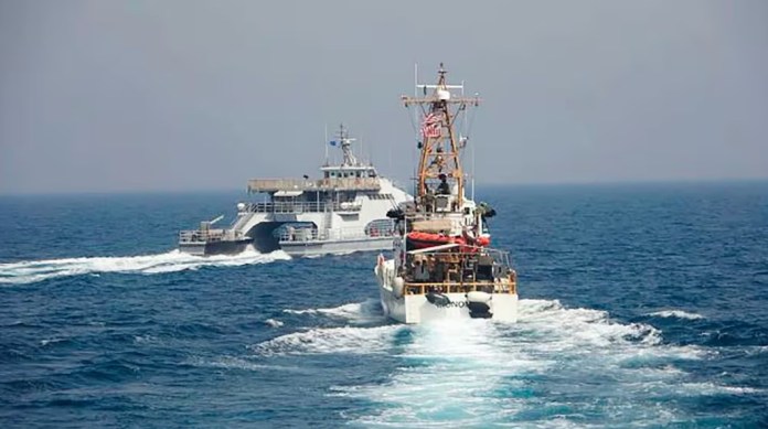Un barco de la Guardia Revolucionaria iraní se cruza por delante del barco de la Guardia Costera de EEUU USCGC Monomoy, en el Golfo Pérsico. Buques iraníes y estadounidenses mantienen tensos encuentros en la zona (Marina de Estados Unidos via AP)