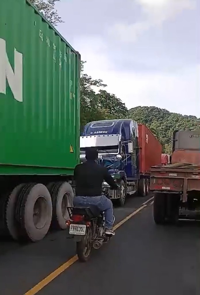 La ruta antigua Palín-Escuintla se encuentra congestionada. (Foto: captura de video)