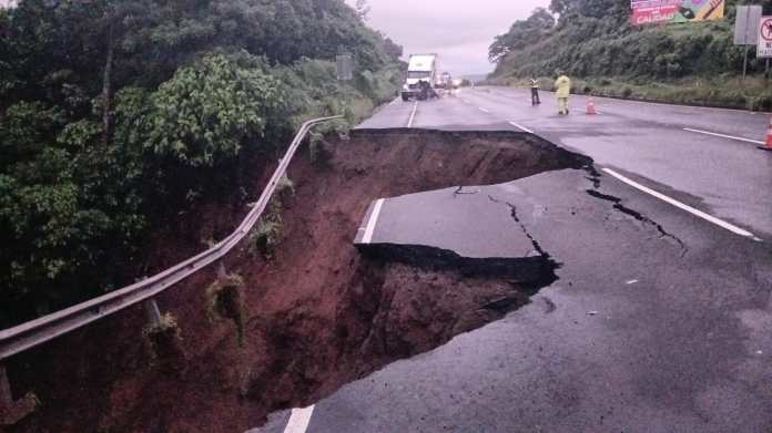 El hundimiento de tierra en el kilómetro 44 de la autopista Palín-Escuintla es una de las afecciones en la infraestructura del país. Foto: Conred / La Hora.