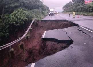 El hundimiento de tierra en el kilómetro 44 de la autopista Palín-Escuintla es una de las afecciones en la infraestructura del país. Foto: Conred / La Hora.