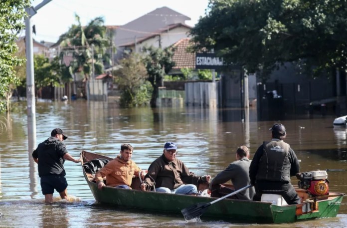 Voluntarios rescatistas navegan en una inundación en el río Gravataí, en el barrio de Matias Velho, en Canoas, norte de Porto Alegre (Brasil). EFE/Sebastião Moreira