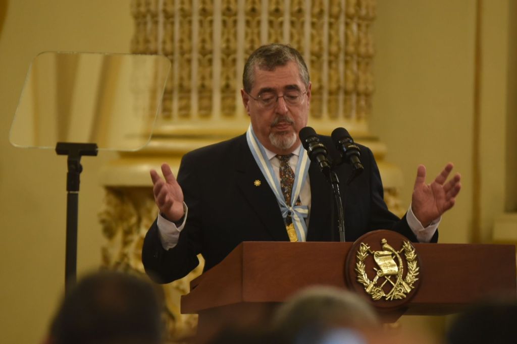 Durante el acto de condecoración a 10 maestros del país, el presidente de la República, Bernardo Arévalo, recordó que su padre, el expresidente Juan José Arévalo Bermejo, también su galardonado con la Orden Francisco Marroquín por su labor como docente. Foto: Fabricio Alonzo/La Hora