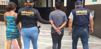 En un operativo en el parqueo de un centro comercial en la calzada San Juan capturan a dos mujeres. Foto La Hora / PNC