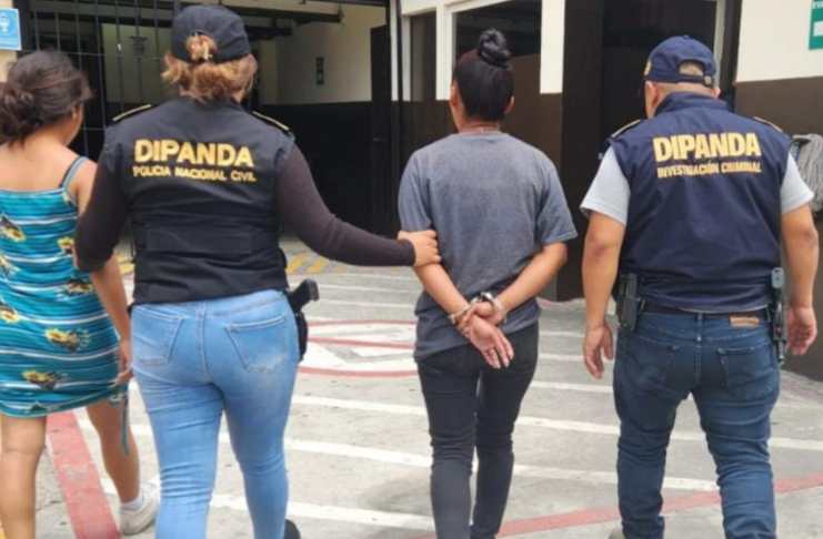 En un operativo en el parqueo de un centro comercial en la calzada San Juan capturan a dos mujeres. Foto La Hora / PNC