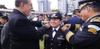 El presidente Bernardo Arévalo hizo entrega de ascensos a integrantes del Ejército este 30 de junio. Foto: Gobierno de Guatemala.