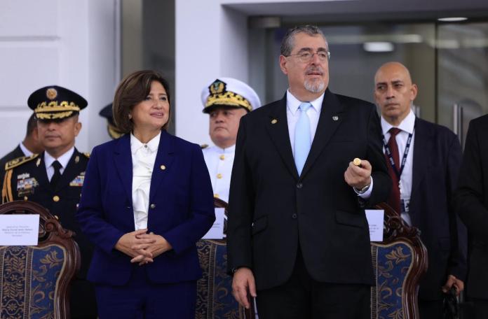 El presidente Bernardo Arévalo y la vicepresidenta Karin Herrera asistieron a la entrega de ascensos.