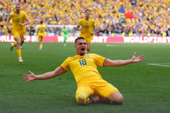 Razvan Marin de Rumania celebra marcar el segundo gol. (Foto AP/Antonio Calanni)