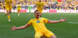 Razvan Marin de Rumania celebra marcar el segundo gol. (Foto AP/Antonio Calanni)