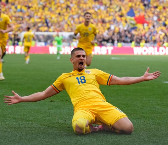 Razvan Marin de Rumania celebra marcar el segundo gol. (Foto AP/Antonio Calanni)