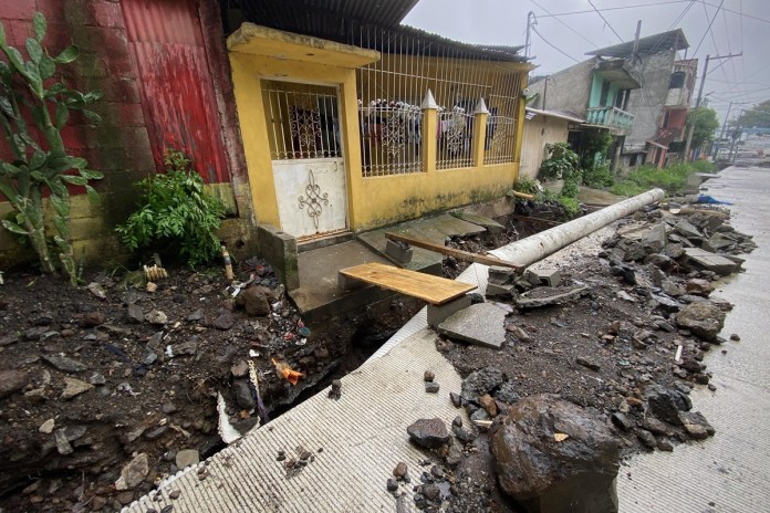 El abandono de la obra perjudica en muchos aspectos a los vecinos de este lugar, pues al no tener aceras por dónde caminar adecuadamente, han tenido que improvisar ingresos inestables a sus hogares. Foto: José Orozco