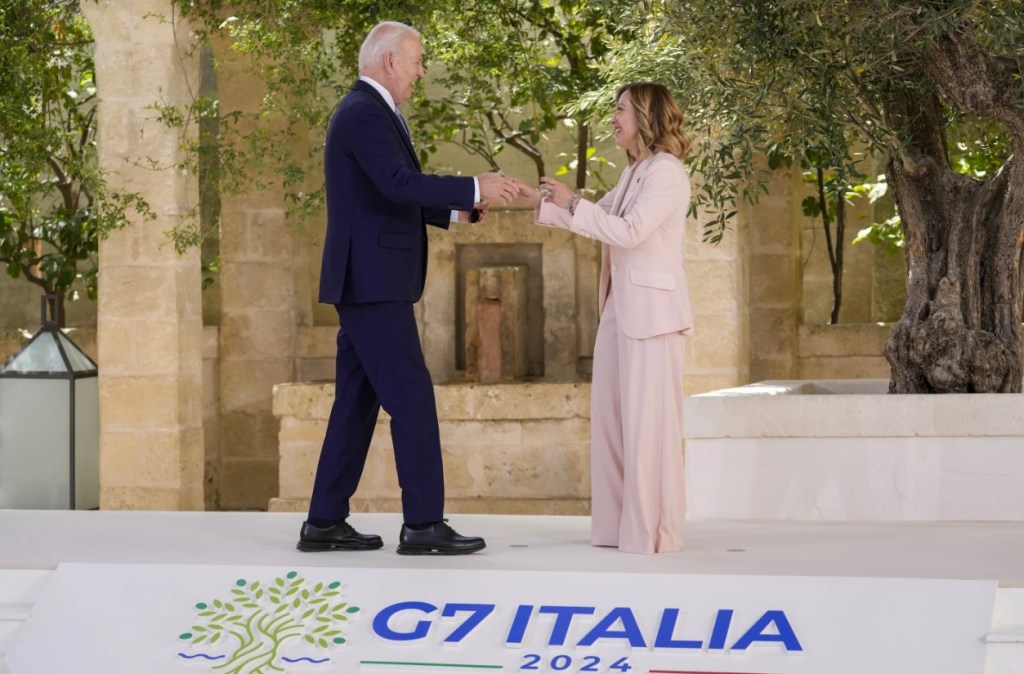 El presidente estadounidence Joe Biden es recibido por la primera ministra italiana. Giorgia Meloni, durante una cumbre de lideres mundiales del G7 en Borgo Egnazia, Italia. Foto AP / Luca Bruno.