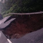 La humedad del suelo, derivado de la intensa lluvia de los últimos días, causó un hundimiento de tierra en el kilómetro 44 de la autopista Palín-Escuintla. Foto: Conred