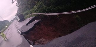 La humedad del suelo, derivado de la intensa lluvia de los últimos días, causó un hundimiento de tierra en el kilómetro 44 de la autopista Palín-Escuintla. Foto: Conred